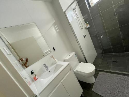 Koupelna v ubytování Modern 2 bedroom & 2 bathroom apartment with stunning Sydney CBD & Skyline Views!