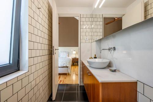 Ένα μπάνιο στο Orange Apartments A