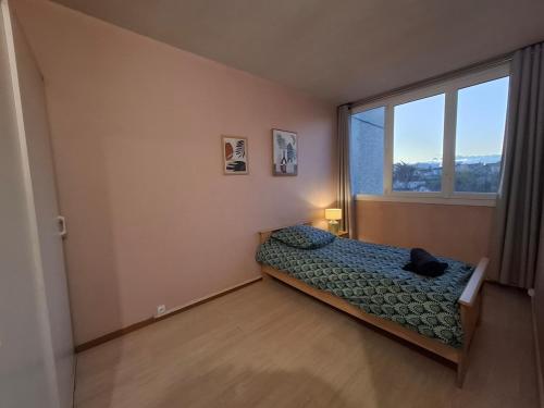 Ένα ή περισσότερα κρεβάτια σε δωμάτιο στο Séjour tout confort, metro 8 station les Juliottes à 7 min, à 20 min de Paris