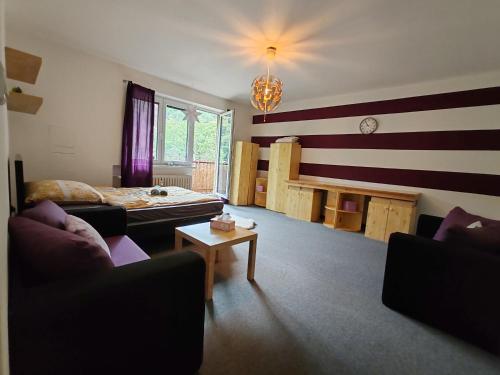 Star Apartments Brno #B22 by Starbnb EU في برنو: غرفة معيشة مع أريكة وجدار مخطط