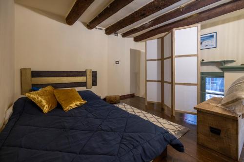 une chambre avec un lit avec une couette bleue dans l'établissement Antiba House, à Ferrare