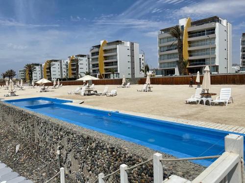 Bazén v ubytování OCEAN VIEW APARMENT PARACAS - Primera fila nebo v jeho okolí