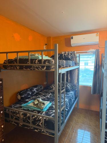 Postel nebo postele na pokoji v ubytování KiKi HOSTEL