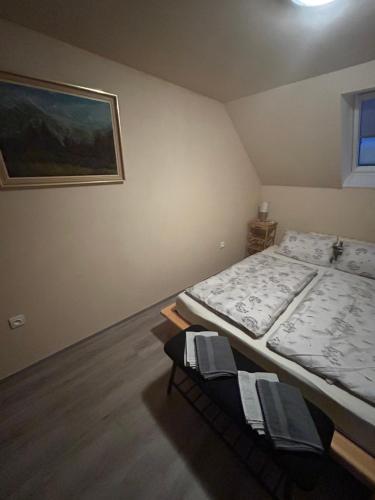 Ένα ή περισσότερα κρεβάτια σε δωμάτιο στο Chata Roudny