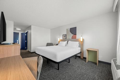 a hotel room with a bed and a tv at Spark By Hilton Cleveland Beachwood in Beachwood