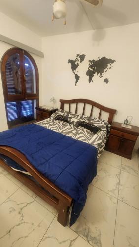 Ένα ή περισσότερα κρεβάτια σε δωμάτιο στο Departamento con bajada al lago