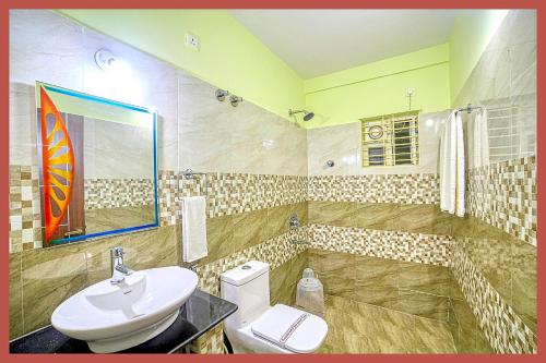 un baño con lavabo e inodoro en Mahakaleshwar Jyotirlinga Temple Hotel A- Palace Near Railway Station - Parking with Room Service, fully air Conditioning Rooms - Best Hotel in Ujjain, en Ujjain