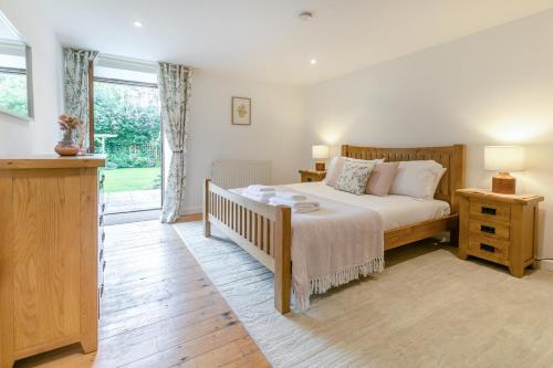 een slaapkamer met een bed en een raam bij 3 Bed in Torpoint oc-l32511 in Downderry