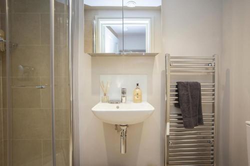 Et badeværelse på 1 Bed in Bath oc-bhr48