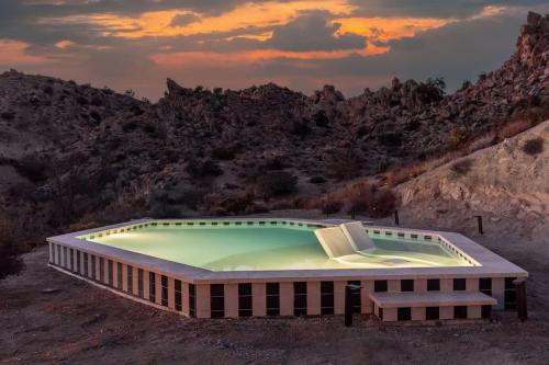 Bazén v ubytování Bedrock Bungalow By The Cohost Company nebo v jeho okolí