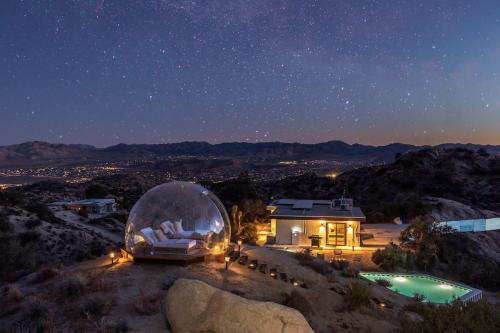 Nespecifikovaný výhled na hory nebo výhled na hory při pohledu z prázdninového domu