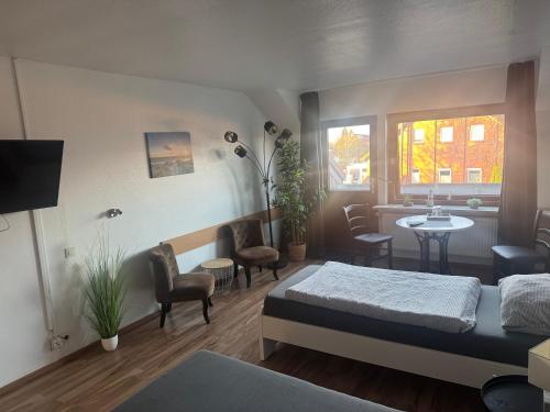 une chambre avec deux lits et une table et des chaises dans l'établissement Piets Gästezimmer, à Sandstedt