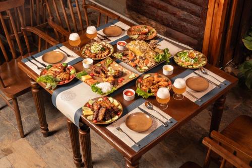 een tafel met veel borden eten erop bij Favos Ninh Binh Hotel & Villas in Ninh Binh