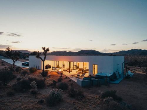 een huis midden in de woestijn bij zonsondergang bij Desert Bloom By The Cohost Company in Joshua Tree