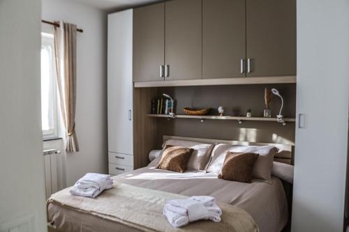 a bedroom with a bed with towels on it at Casa vacanze moderna a 500m dalle piste in Aprica