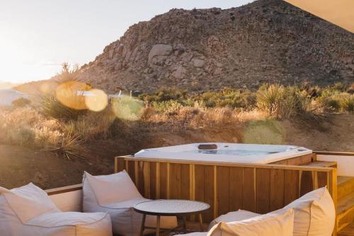 Nespecifikovaný výhled na hory nebo výhled na hory při pohledu z prázdninového domu