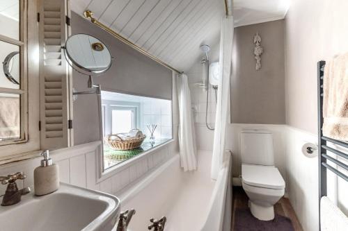 un bagno con lavandino, WC e specchio di 2 Bed in Castleton oc-o30120 a Castleton