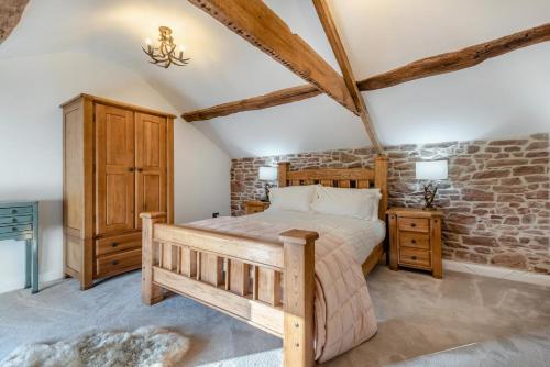 ein Schlafzimmer mit einem Bett und einer Ziegelwand in der Unterkunft 3 Bed in Wigton oc-f33746 in Wigton