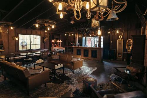 Posezení v ubytování The Outlaw By The Cohost Company