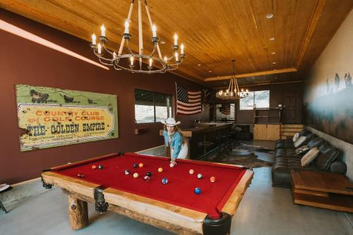Τραπέζι μπιλιάρδου στο The Raven By The Cohost Company