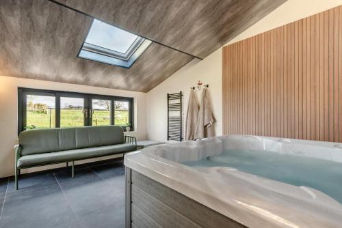 ein großes Bad mit einer Badewanne und einer Couch in der Unterkunft 3 Bed in Wigton oc-f33746 in Wigton