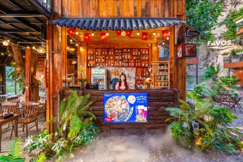 Favos Ninh Binh Hotel & Villas في نينه بينه: لوحة لبار في مطعم