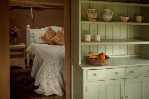 En eller flere senge i et værelse på 2 Bed in West Hill oc-p33969