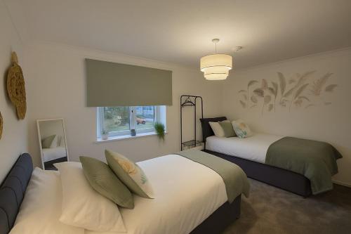 Postel nebo postele na pokoji v ubytování Cambridge Luxury 3BR Hot Tub Escape Sleeps 10