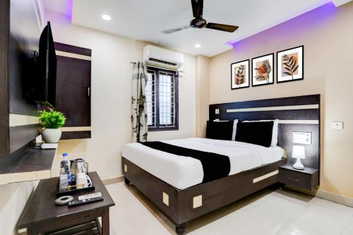 Ένα ή περισσότερα κρεβάτια σε δωμάτιο στο Hotel O Rajahmundry Central Railway Station Formerly Sanjeevi Residency