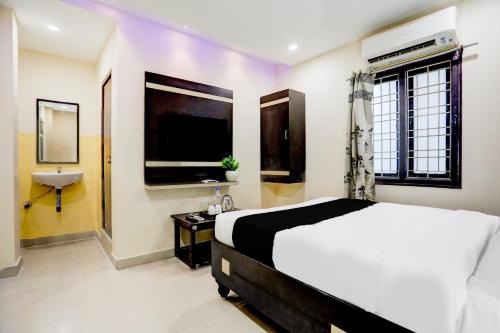 Ένα ή περισσότερα κρεβάτια σε δωμάτιο στο Hotel O Rajahmundry Central Railway Station Formerly Sanjeevi Residency