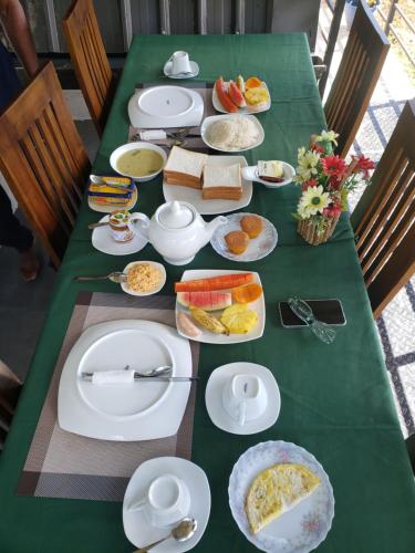 エッラにあるElla Grand Cabinの長い緑のテーブル