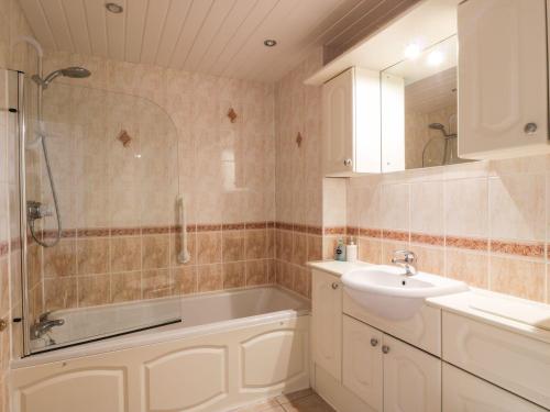 Koupelna v ubytování Ayr Holiday Apartment Donnini Court