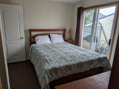 Ένα ή περισσότερα κρεβάτια σε δωμάτιο στο 4BDR Beachfront Retreat with a Hot Tub & Wraparound Deck