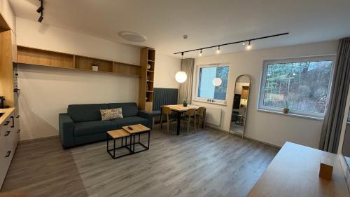 un soggiorno con un divano e un tavolo di Kahlo Apartment a Cesky Krumlov