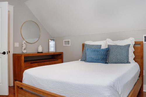 una camera da letto con letto, cuscini blu e specchio di Gone Coastal by Pristine Properties Vacation Rentals a Mexico Beach