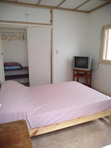 Ένα ή περισσότερα κρεβάτια σε δωμάτιο στο Casa a una cuadra de la playa