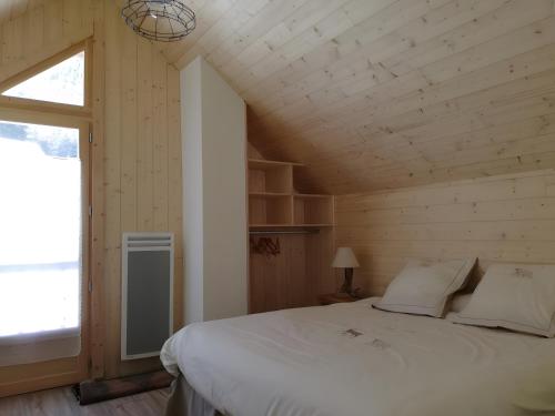 Ένα ή περισσότερα κρεβάτια σε δωμάτιο στο Chambres D'hôtes La Givrine Clarée