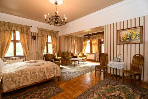 Ένα ή περισσότερα κρεβάτια σε δωμάτιο στο Rezydencja Janków