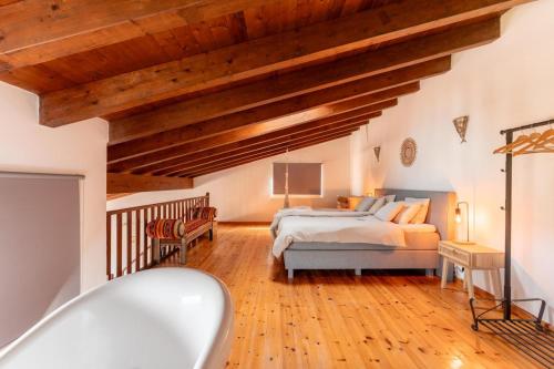 Ένα ή περισσότερα κρεβάτια σε δωμάτιο στο House Fun Ride Surf School