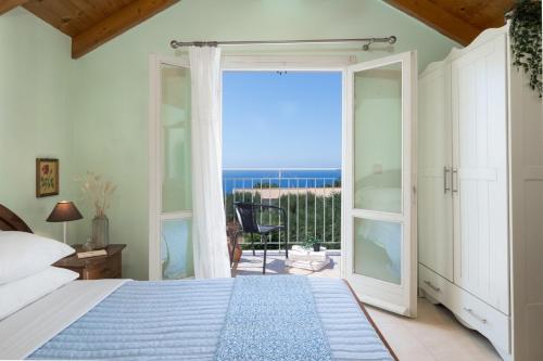 um quarto com uma cama e vista para o oceano em Villa Marianthy Kefalonia em Zambelláta