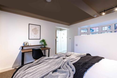 En eller flere senge i et værelse på The Coach House, Gatwick