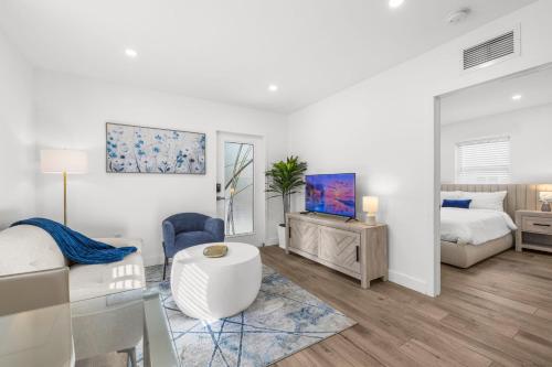 Sala de estar blanca con cama y sofá en Cozy By The Blue, en Miami