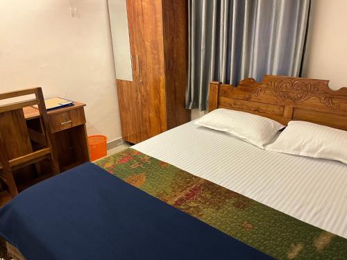 En eller flere senge i et værelse på Ragaveena, your home away from home