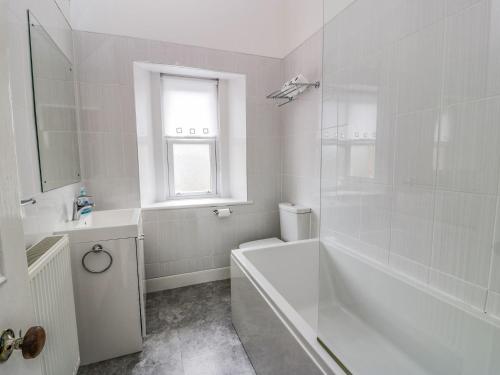 Ένα μπάνιο στο Ayr Beach View Apartment