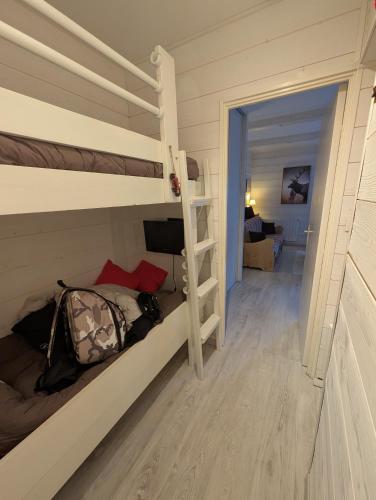 Zimmer mit 2 Etagenbetten und Flur in der Unterkunft centre Auron calme et montagne in Saint-Étienne-de-Tinée