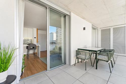 New Luxurious, Spacious Studio With Parking