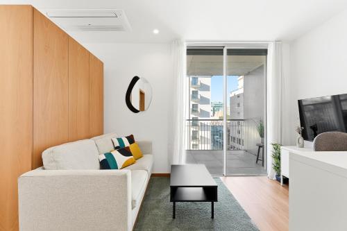New Luxurious, Spacious Studio With Parking