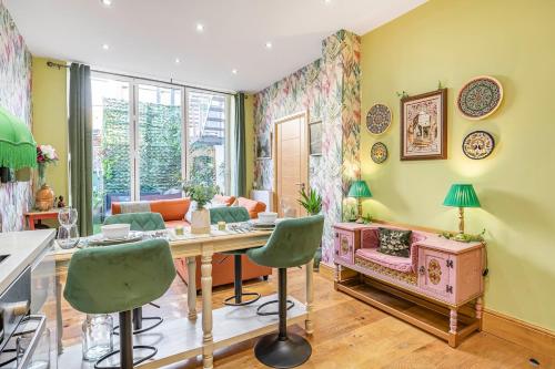 a living room with a table and chairs at Charming 2 Bed and 3 Bath Apartment in Covent Garden ZONE 1 in London