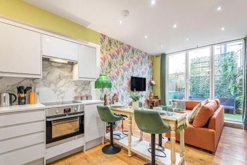a kitchen and living room with a table and a couch at Charming 2 Bed and 3 Bath Apartment in Covent Garden ZONE 1 in London