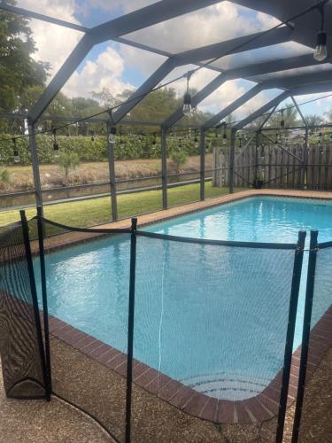 Bazén v ubytování Home away from home nebo v jeho okolí